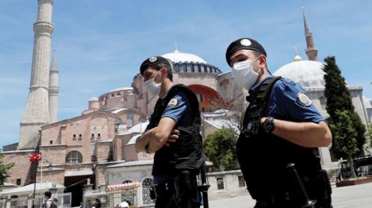 صورة مطالبات بفرض حظر كامل في جميع أنحاء تركيا لمدة 3أسابيع