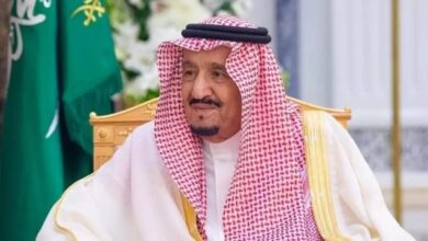 صورة الملك سلمان يوقع على القرار النهائي..سوري هز السعودية بفعلته