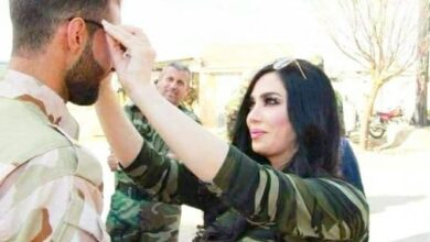 صورة شاهد.. ممثلة موالية تزور حواجز قوات الأسد وتوزع “نظارات شمسية” على العناصر (فيديو)