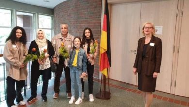 صورة عائلة سورية تصبح حديث الإعلام الألماني ومبالغ مالية كبيرة للسوريين في ألمانيا