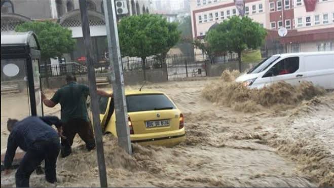 صورة عاجل : الأرصاد الجوية التركية تعلن 5 ولايات تركية ضمن القائمة الأكثر تحـ.ذيرا بشأن عواصف وفيضانات اعتباراً من الليلة