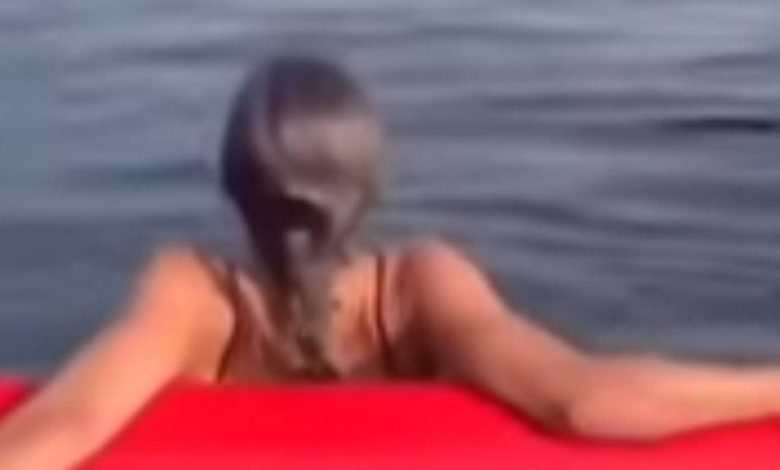 صورة بالفيديو.. حوت يفاجئ فتاة بقفزة هائلة اخرج فيها كامل جـ.ـسده وسط البحر- شاهد