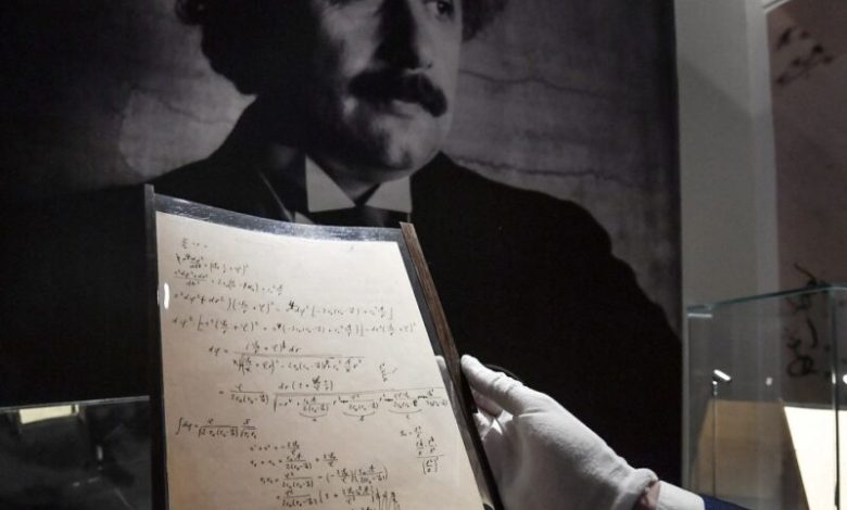 صورة بملايين الدولارات..مخطوطة لآينشتاين تم بيعها في مزاد بباريس.. وهذه قيمتها (فيديو-صور)