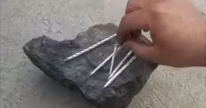 صورة فيديو متداول لصخرة يزعم أنها من الفضاء تذيب معادن الأرض