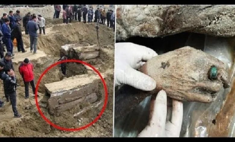 صورة عثروا على صندوق تحت الأرض عمره 700 عام، وعندما فتحوه وجدوا مفاجأة صادمة !!