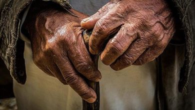 صورة رجل عجوز ينقذ أهالي قريته من خطر كان يتربص بهم منذ 80 عاماً.. شاهد ماذا فعل!!