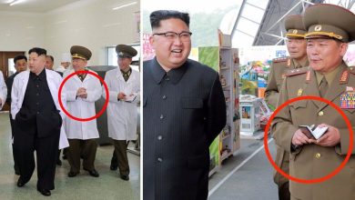 صورة ما سر الدفتر الصغير الذي يحمله كل من يرافق زعيم كوريا الشمالية؟؟!