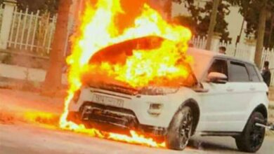 صورة احترقت سيارته وهو يصلي التراويح.. ليفجأئه المصلّون بفعل غير متوقع !