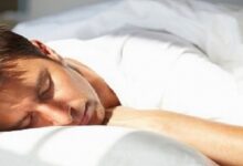 صورة هل تجد لعاباً على وسادتك عند استيقاظك من النوم؟ .. تعرف على السبب الخطير الذي يحذرك منه الأطباء!