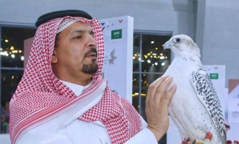 صورة رافق الصقر 43 عاما.. سعودي يثبت أن الصقر ليس وفيا كما كنا نعتقد!