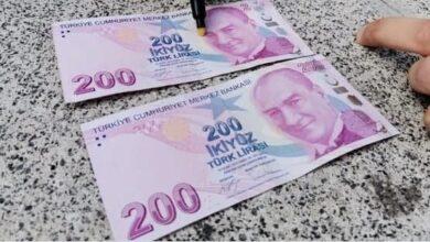 صورة ظنها مزورة وكاد أن يتلفها ليكتشف أن ثمنها 250 الف ليرة تركية.. مواطن تركي يمتلك 200 ليرة لها قصة عجيبة.. شاهد