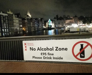 تم حظر الكحول بالفعل في عدة أماكن أخرى في أمستردام ، مثل منطقة الشارع الأحمر، و Leidseplein و Oosterpark، كما كانت الحكومة الهولندية قد حظرت شرب الكحول في شوارع هولندا بعد الساعة 8 مساءً.