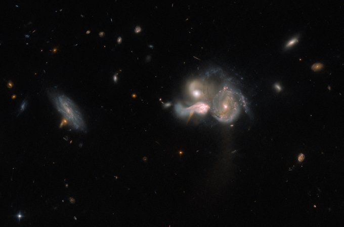 تلسكوب هابل يقوم برصد ظاهرة فريدة "3 مجرات أوشكوا على التصادم"