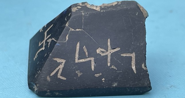 اكتشاف حجر أثري به نقوشات ورموز عربية داخل تركيا آثار دهشة الجميع