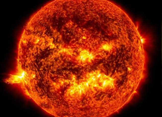 إشارات غامضة تنبعث من الشمس على هيئة نبضات كل 20 ثانية